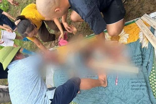 Sạt lở đất làm sập tường khiến một người tử vong, một cháu bé bị thương