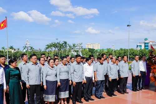 Đoàn đại biểu HĐND tỉnh Bô Ly Khăm Xay, CHDCND Lào dâng hoa tưởng niệm Chủ tịch Hồ Chí Minh