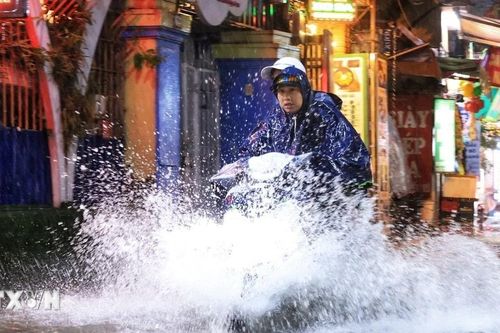 Hà Nội: Mưa xối xả làm nhiều tuyến đường ngập úng, đi lại khó khăn