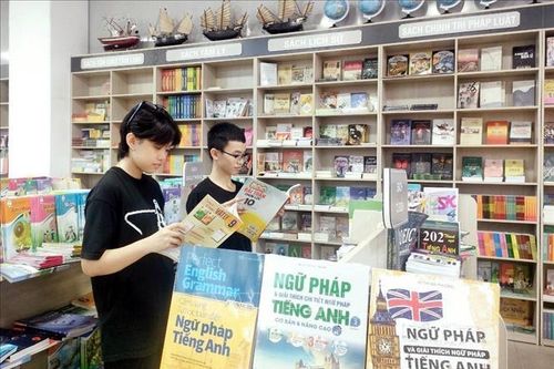 Sôi động thị trường sách và đồ dùng học tập trước thềm năm học mới
