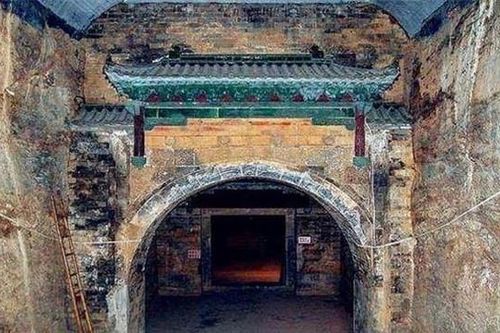Ngôi mộ cổ 600 năm được khai quật, bên trong đầy khói, bất ngờ khi thấy có 1 nam 7 nữ được chôn cùng nhau