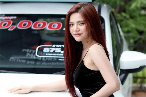 'Lạc lối' trước vẻ gợi cảm của các mỹ nhân bên xe Mitsubishi