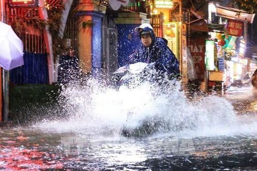 Hà Nội mưa to, ngập úng cục bộ nhiều tuyến phố