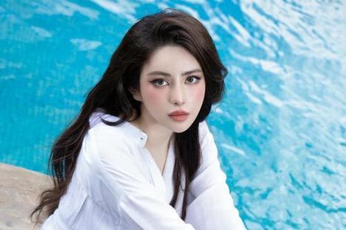 Á hậu Việt nóng bỏng bán nhà 10 tỷ, từng bị bố khóa trái cửa nhốt ở nhà vì say xỉn
