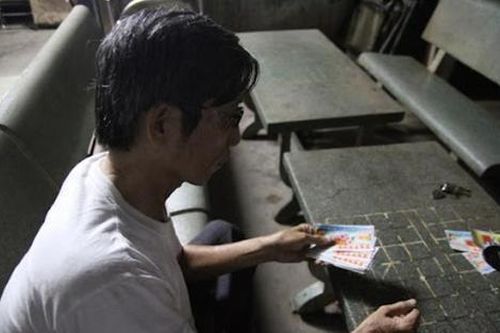 Người đàn ông trúng số không được nhận tiền thưởng, cả nhà vẫn đổi đời