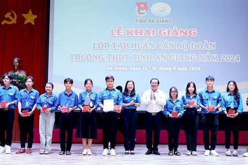 194 giáo viên, học sinh tham gia lớp tập huấn cán bộ Đoàn trường trung học phổ thông năm 2024