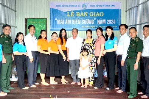 Bàn giao 'Mái ấm biên cương' và trao 50 suất học bổng cho học sinh xã Phú Hội