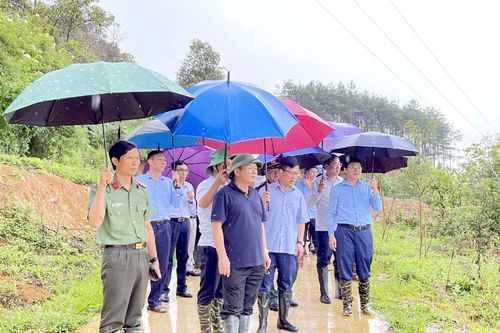 Đồng chí Mùa A Sơn, Phó Bí thư Thường trực Tỉnh ủy làm việc tại huyện Điện Biên Đông