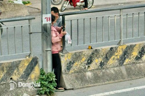 Người đi bộ 'vô tư' vi phạm quy định giao thông