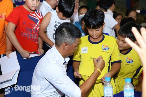 14h chiều mai 14-8, cựu tuyển thủ quốc gia Lê Công Vinh sẽ đến giao lưu tại trận chung kết Giải bóng đá nhi đồng Cúp Báo Đồng Nai - C.P. Việt Nam