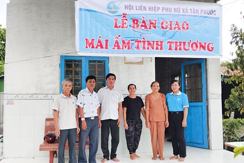 Bàn giao nhà tình thương cho hộ nghèo