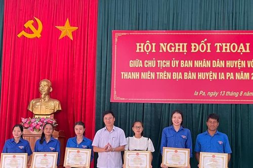 Chủ tịch Ủy ban nhân dân huyện Ia Pa đối thoại với thanh niên