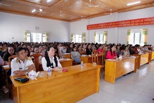 Gần 1.500 cán bộ, giáo viên huyện Đơn Dương nghe thông tin về biển, đảo