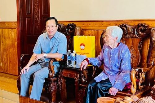 Chủ tịch Ủy ban MTTQ Việt Nam tỉnh Lâm Đồng Phạm Triều thăm mẹ Việt Nam Anh hùng Trần Thị Thung