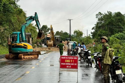 Khắc phục sạt lở do mưa lớn trên địa bàn huyện Hạ Hòa