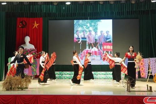 Hội thi trình diễn trang phục dân tộc Thái huyện Phù Yên năm 2024
