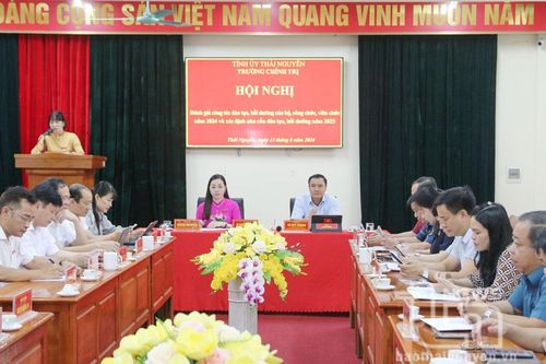 Tiếp tục đổi mới công tác đào tạo, bồi dưỡng lý luận chính trị