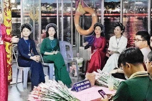 Ca Huế trên sông Hương: 'Cha chung không ai khóc'