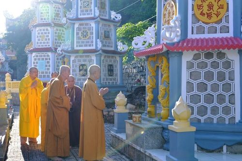 Đức Pháp chủ GHPGVN về tổ đình Thiên Thai dâng hương tưởng niệm Tổ sư Huệ Đăng (1873-1953)