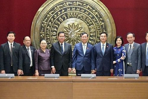 Chủ nhiệm Ủy ban Quốc phòng và An ninh Lê Tấn Tới hội đàm với Chủ nhiệm Ủy ban Quốc phòng và An ninh của Quốc hội Lào