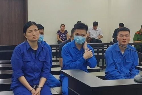 Lật tẩy xảo thuật của nhóm nhân viên sân bay buôn lậu sừng tê, ngà voi