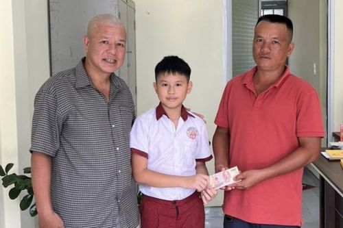 Học sinh 11 tuổi nhặt được cọc tiền tại nhà nghỉ, báo Công an trả người đánh rơi