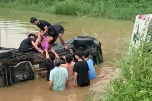 Va chạm giao thông, 2 ô tô lật nghiêng dưới ao