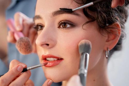 Trang điểm có thể ảnh hưởng đến da thế nào?