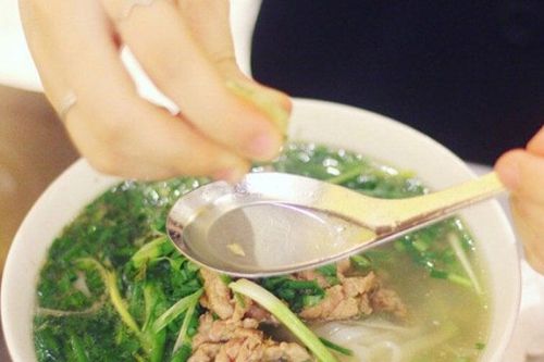Vắt chanh vào phở bò có gây hại cho sức khỏe?