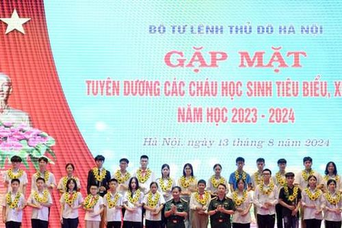 Tuyên dương 128 học sinh con cán bộ, chiến sĩ Bộ Tư lệnh Thủ đô