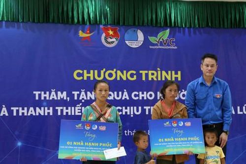 Thăm, tặng quà người dân vùng lũ tỉnh Sơn La