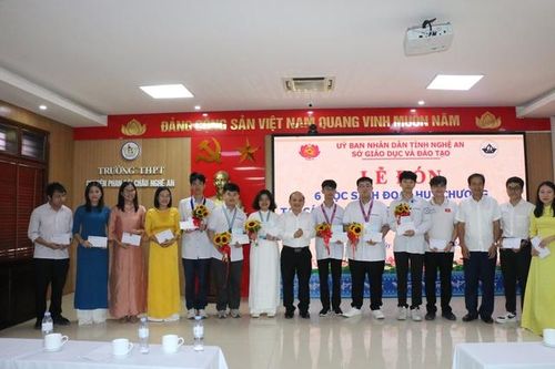 Nghệ An chi hơn 2,7 tỷ đồng khen thưởng học sinh đoạt giải quốc gia, quốc tế