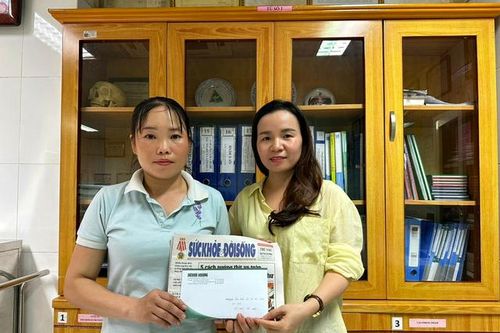 Sau tai nạn, bé trai dân tộc đã giữ được chân và đang tập đi bình thường
