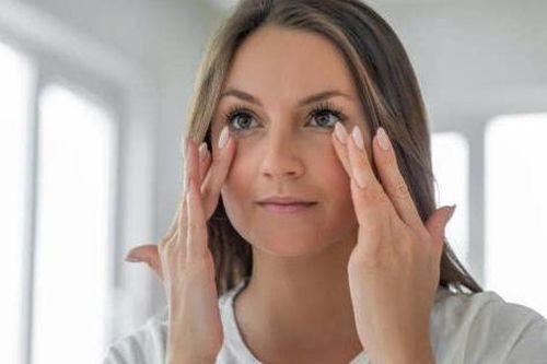 Cách massage giảm quầng thâm và khô mắt