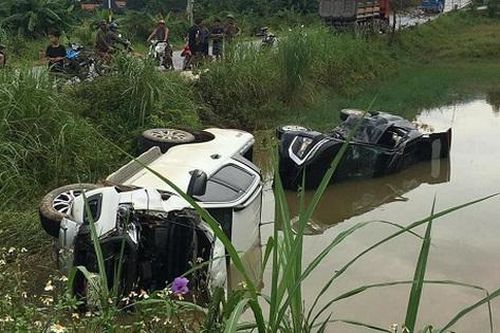 Người dân phá cửa cứu sống 5 người trên 2 ô tô cùng lao xuống ao