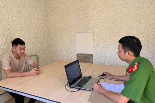 Đang ngồi ở quán cà phê người đàn ông bất ngờ bị kẻ lạ mặt đâm trọng thương