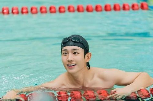 'Love Next Door' tung trailer dài hơn 5 phút, Jung Hae In khoe múi ngay tập đầu