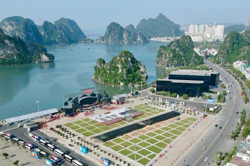 Về Hạ Long xem trình diễn thuyền buồm và khinh khí cầu