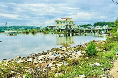 Quảng Ngãi: Rác thải tràn bờ sông Châu Me Đông