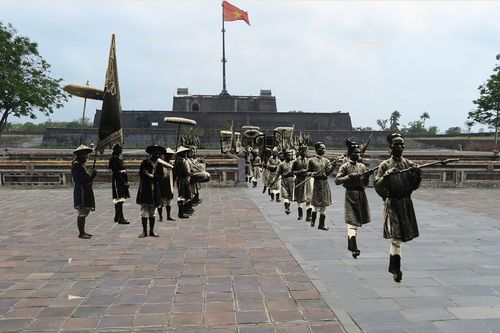 Hoàng thành Huế 100 năm trước và nay qua ảnh cùng góc chụp
