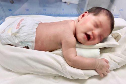 Bé sơ sinh bị bỏ rơi, giòi bu khắp người