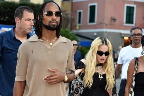 Madonna hẹn hò cầu thủ kém 38 tuổi