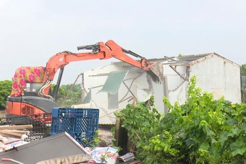 Thường Tín cưỡng chế 2 công trình vi phạm trên đất nông nghiệp xã Hòa Bình