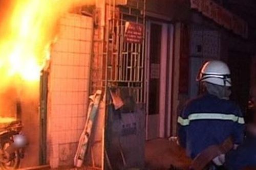 Người phụ nữ muốn chấm dứt 'dan díu' bị tình già mang xăng đốt nhà