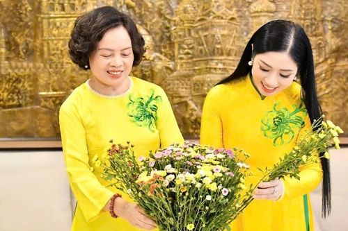 Món quà đặc biệt của NSƯT Phương Nga Sao Mai tặng các bà mẹ Việt Nam