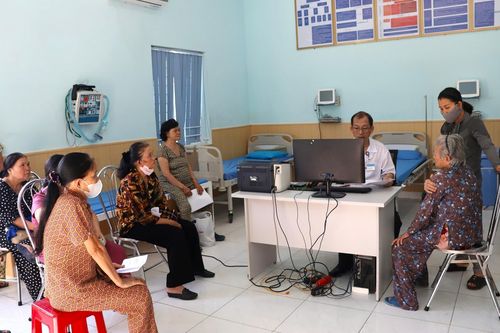 Khám, tư vấn sức khỏe miễn phí cho cán bộ, chiến sĩ Lữ đoàn 101 Hải quân và nhân dân nơi đóng quân