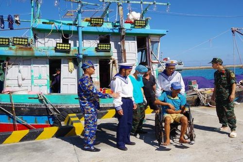 Trung tâm Y tế Trường Sa tiếp nhận và điều trị bệnh cho ngư dân