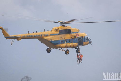 Hồi hộp xem trực thăng Mi-171 bay treo, cẩu vớt phi công gặp nạn
