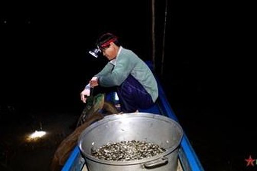 Mưu sinh mùa nước nổi trên đầu nguồn biên giới An Giang