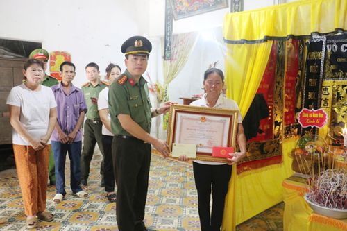 Truy tặng Huân chương Bảo vệ Tổ quốc cho Công an viên Hoàng Thế Thắng